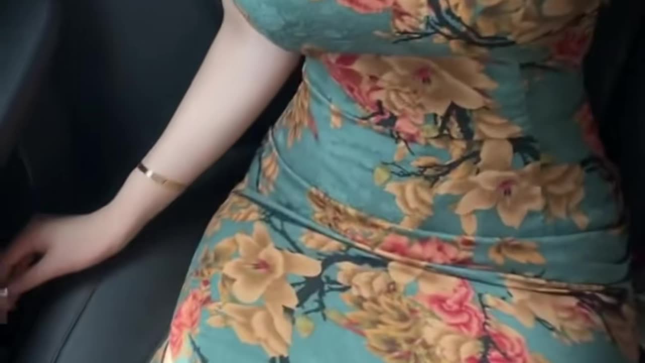 Daily Beauty EP 80 | Dainty Azure Gown Supple Model Pose