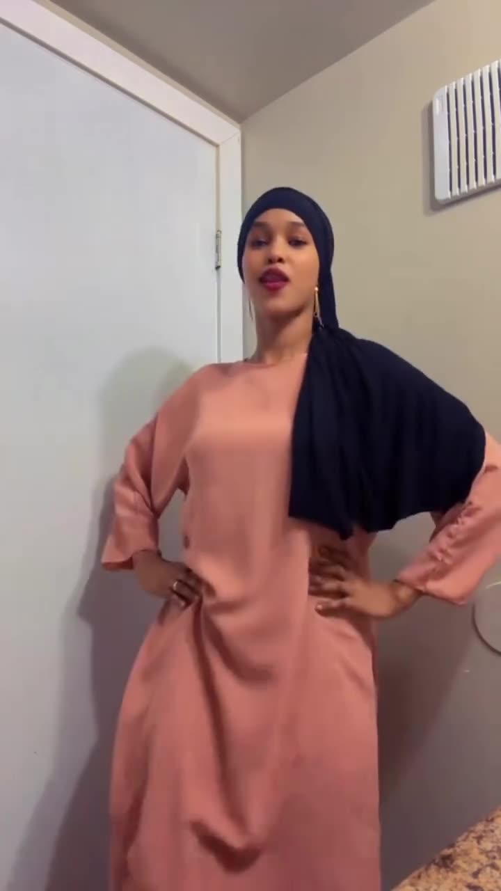 Such a beauty got thic body shape in her dress.