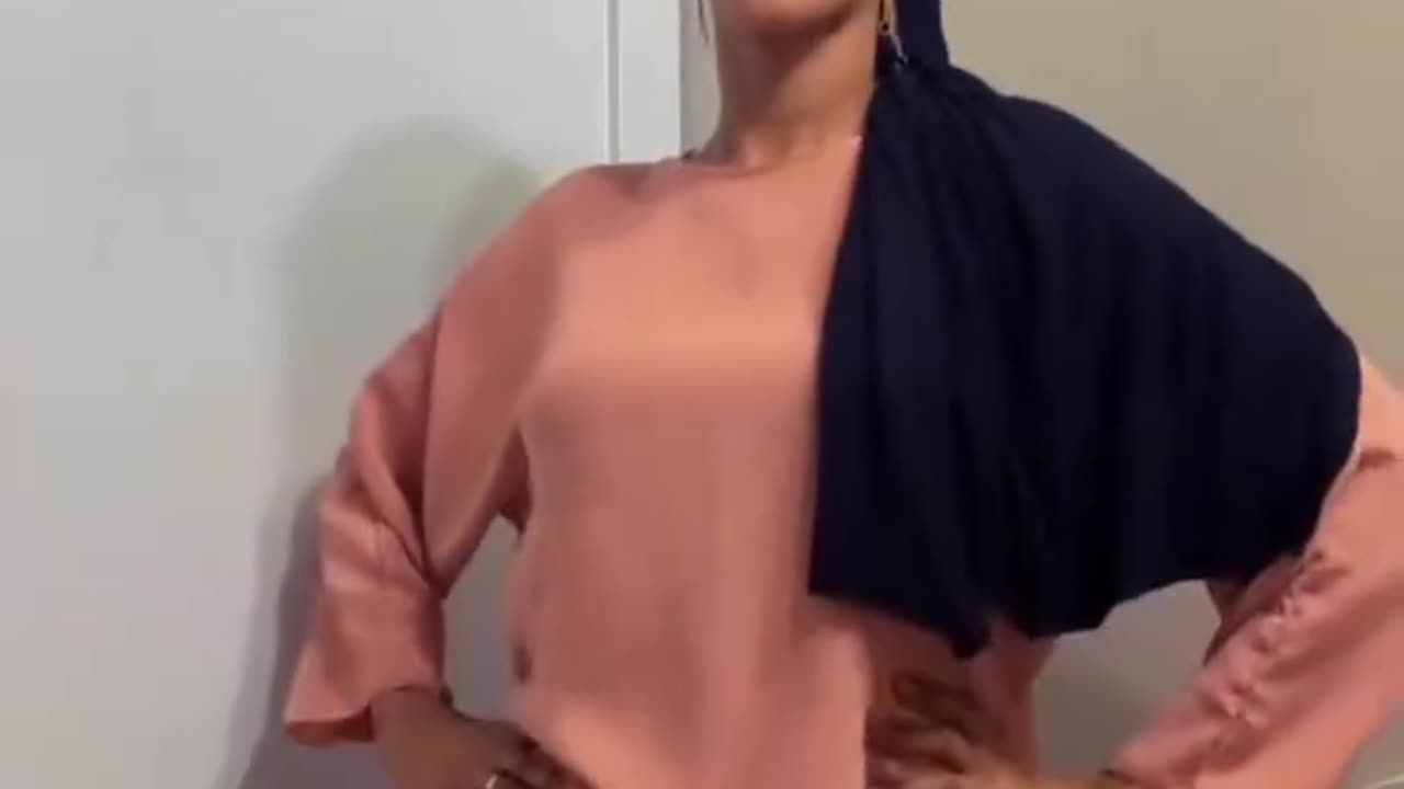 Such a beauty got thic body shape in her dress.