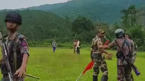 এভাবেই সন্ত্রাসী বিএসএফ'কে শক্ত হাতে রুখে দিতে হবে!!