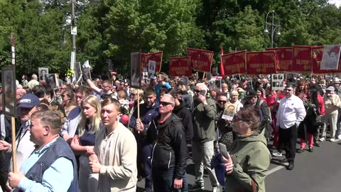 Gedenken im Herzen Berlins : Das Unsterbliche Regiment 2025