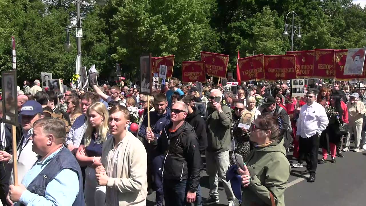 Gedenken im Herzen Berlins : Das Unsterbliche Regiment 2025