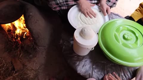 فطور في البادية خبز بالزبدة و البيض البلدي 🇲🇦🥰 روتين المرأة المغربية البدوية.mp4
