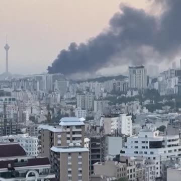 “即時新聞”以色列與伊朗近兩日來的相互猛烈攻擊，引發首都居民大規模撤離！鳳凰衛視駐伊朗記者 李睿在德黑蘭，採訪目前身在伊朗的中國人，紀錄他們此刻的處境與抉擇