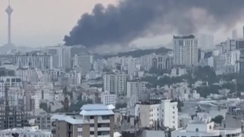 “即時新聞”以色列與伊朗近兩日來的相互猛烈攻擊，引發首都居民大規模撤離！鳳凰衛視駐伊朗記者 李睿在德黑蘭，採訪目前身在伊朗的中國人，紀錄他們此刻的處境與抉擇