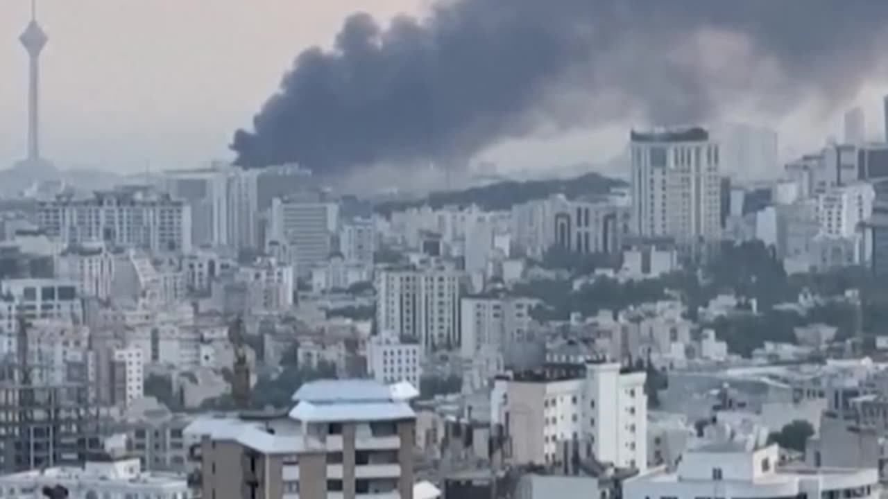 “即時新聞”以色列與伊朗近兩日來的相互猛烈攻擊，引發首都居民大規模撤離！鳳凰衛視駐伊朗記者 李睿在德黑蘭，採訪目前身在伊朗的中國人，紀錄他們此刻的處境與抉擇