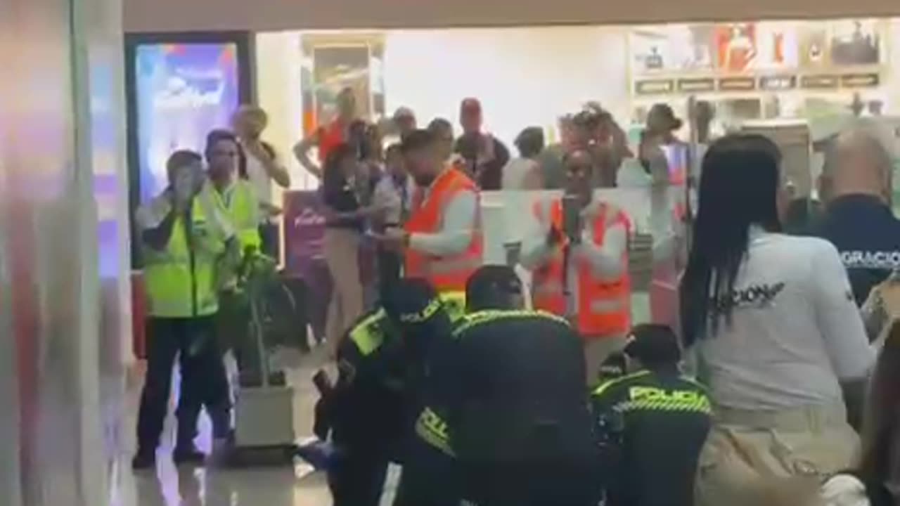 Video: caos en Migración, viajero rompe cubículo en el aeropuerto de Cartagena