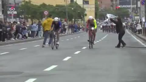 Pro-Palestinian activists tried to TAKE DOWN Israeli cyclists during the Giro d’Italia in Naples!