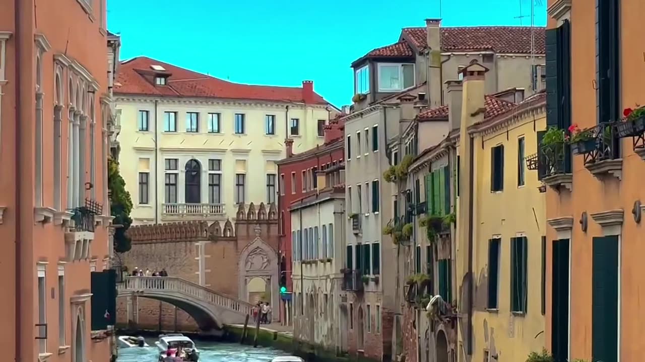 Exploring Venice in Shorts!