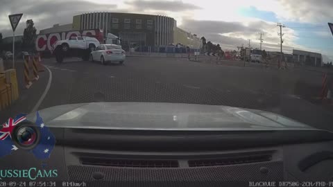 Aussiecams - This is not how you use a roundabout 🤦🏼‍♂️ Truganina VIC