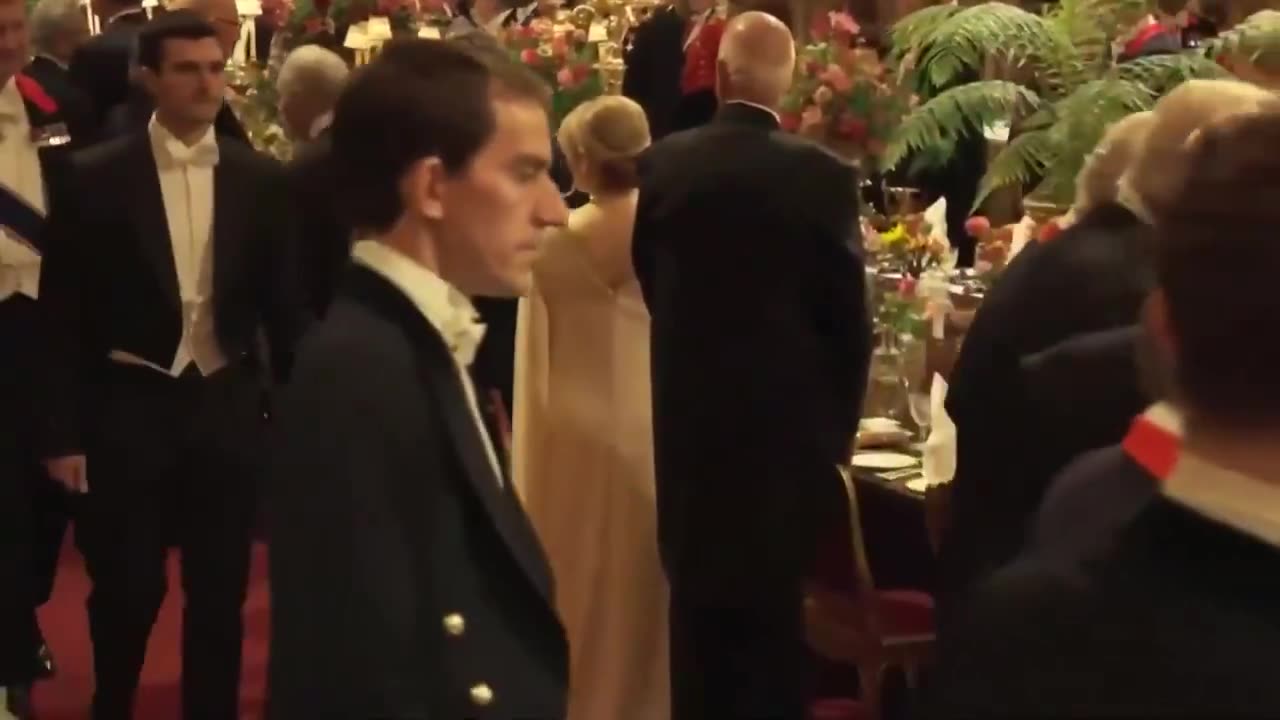 Melania is wearing a yellow dress in Windsor Castle for the state dinner.