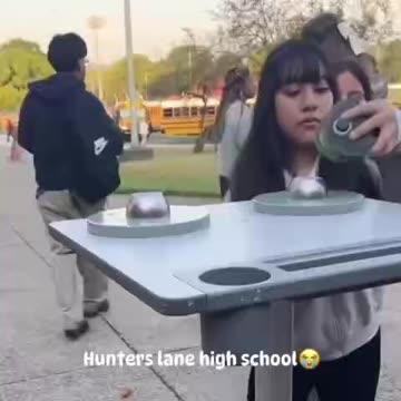 Szkoły w kilku stanach USA zaczęły wprowadzać zasady wymagające od uczniów noszenia przez cały dzień szkolny swoich smartfonów oraz specjalnych toreb, które można zamknąć na klucz, podobnych do toreb Yondr.