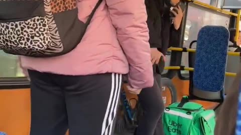 Motorniczy dalej nie pojedzie bo dziewczyna wzięła sobie hulajnogę do pojazdu.