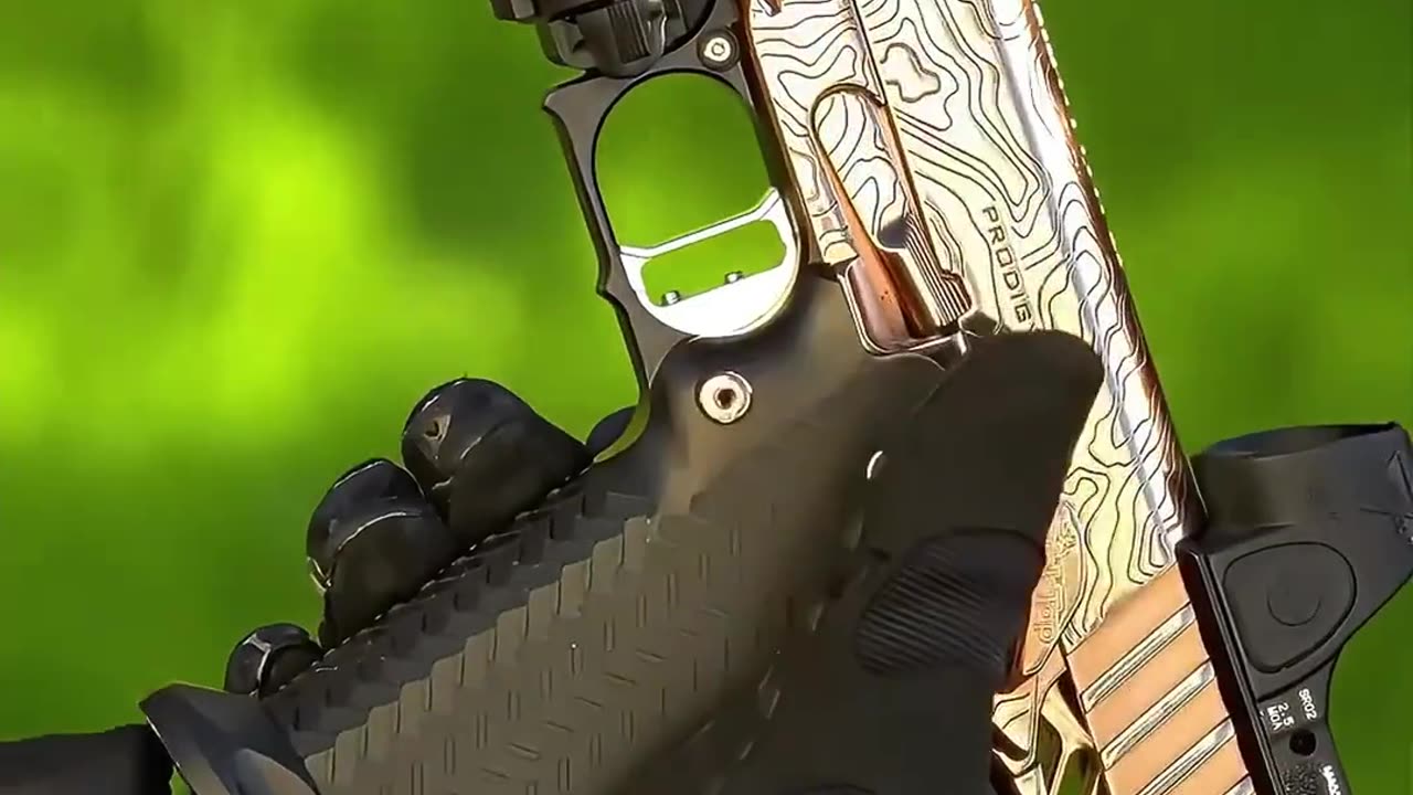 铁猴子神童-24K金涂层 #国外合法拍摄国内请勿模仿 #武器科普 #实弹射击 #男人减速带 #靶场射击