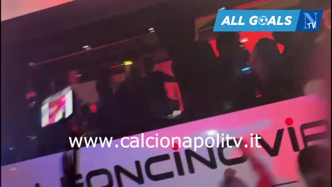 Delirio a Capodichino: i tifosi accolgono il Napoli di ritorno da Parma