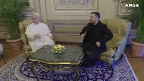 NOTIZIE DAL MONDO Papa Leone XIV riceve Zelensky a Castel Gandolfo nello Stato idolatra della Città del Vaticano prima di andare alla Conferenza per la Ricostruzione dell'Ucraina svolta a Roma in Italia il 10-11 luglio 2025