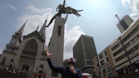 Cretinos en Plaza de Manizales, Colombia