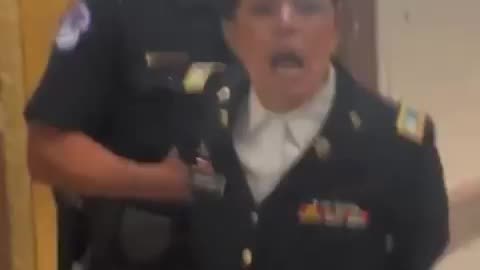 Filmati in circolazione mostrano personale militare statunitense che protesta...