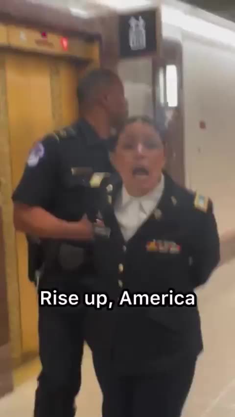 Filmati in circolazione mostrano personale militare statunitense che protesta...