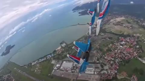Pilotos rusos deslumbran con acrobacias aéreas impresionantes