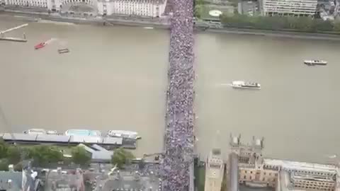 🚨NEW: TOMMY ROBINSON HIRES HELICOPTER TO EXPOSE MEDIA LIES 🇬🇧🚁