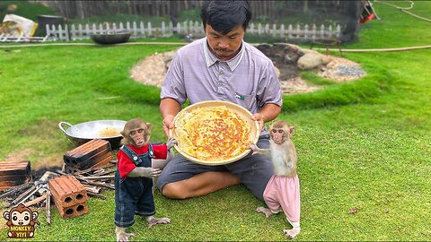Grandpa takes YiYi and YinYin to harvest corn to make delicious cakes