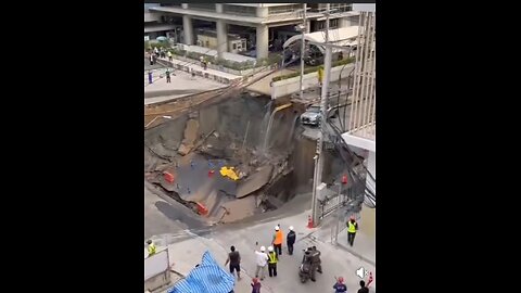 “Massive Sinkhole Collapses Road Outside Vajira Hospital in Bangkok