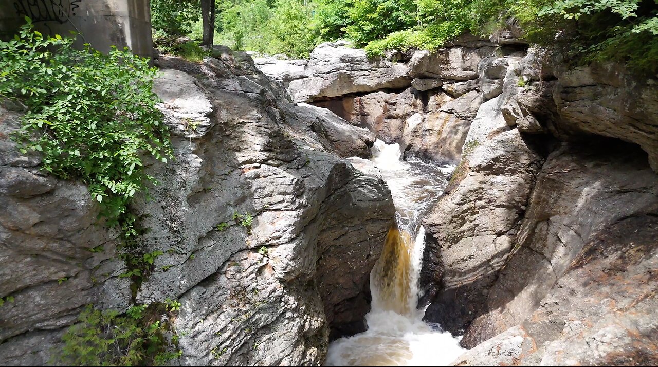 Snow Fall Gorge , West Paris in 4K (Flying UNDER the bridge with a DJI Mini 4 Pro Drone!)