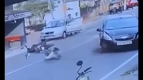 "Biker Crashes After Car Door Opens Without Warning – Truck Almost Hits Him!"