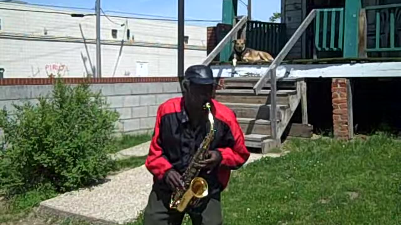 SAX PLAYER IN THE HOOD ON THE SHEA SHOW