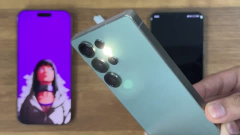 Apple iPhone vs Samsung Galaxy vs Xiaomi - FLASHLIGHT 🔦