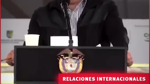 Rostro del negociante de EEUU, John McNamara, mientras escucha a Petro sobre ‘Matemática Cuántica’