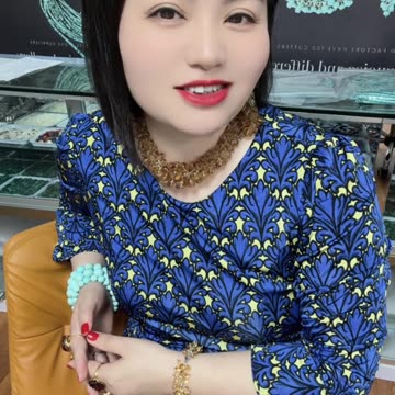 250606-8 Natural Amber Necklace: Time-Frozen Amber Hanging Around the Neck