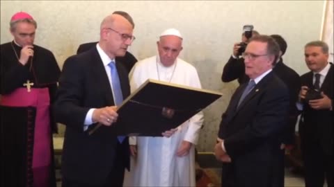 B'nai B'rith Presents Gift To Pope Francis
