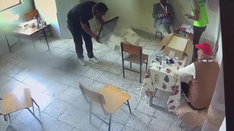 Komisioneri kontrollon voten ne kuti