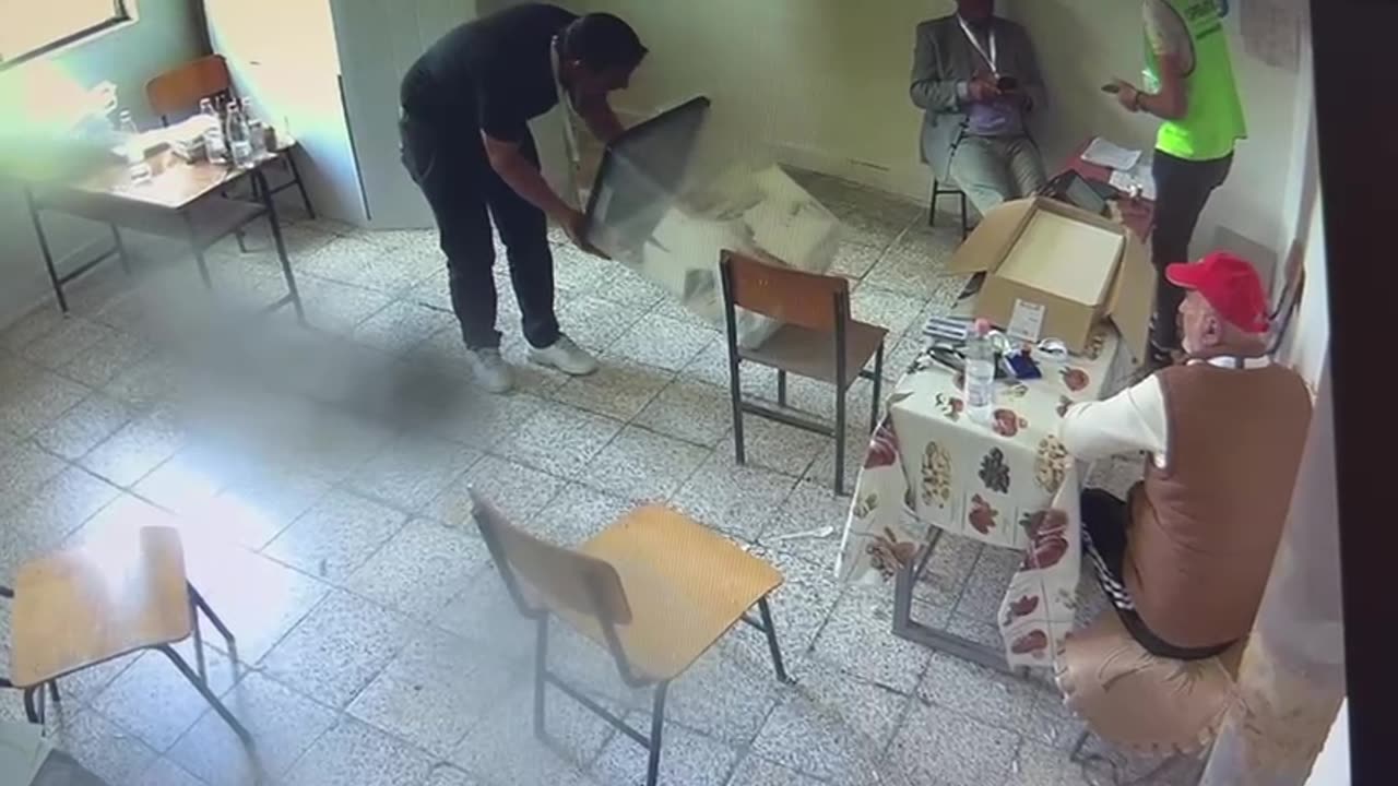 Komisioneri kontrollon voten ne kuti