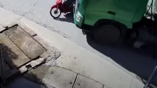 Motociclista se salva por poco de ser aplastado por un camión