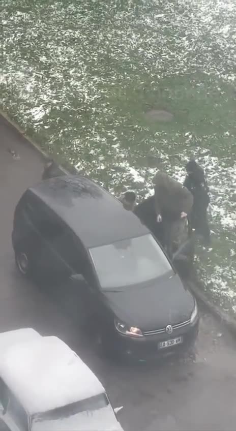 “Mom, Who Are They Packing Up?” — In Rivne, Child Sees Police and Military Detain Man in Yard