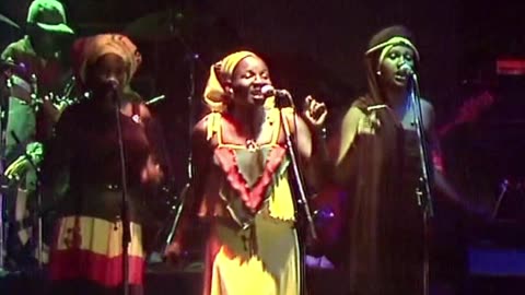Precious World - The I-Threes (live)
