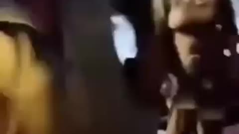 شوہر کا اپنے گھر پر چھاپہ بیوی کو عاشق کے ساتھ رنگے ہاتھوں پکڑ لیا