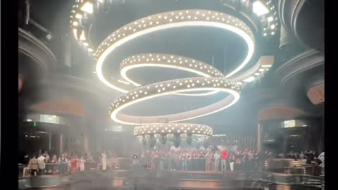 !0$ Milion Chandelier