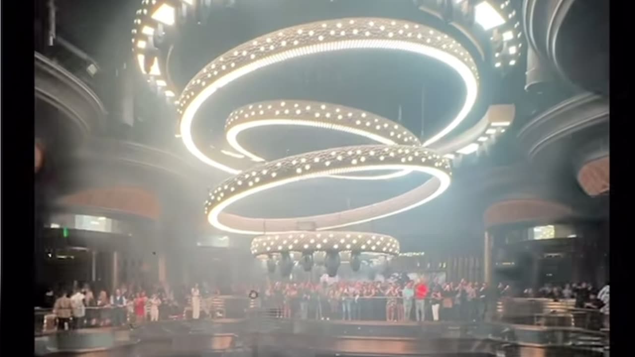 !0$ Milion Chandelier