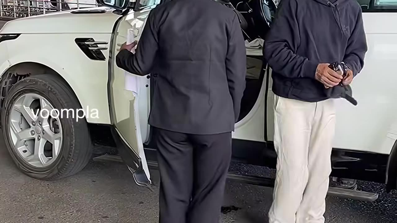 bro didn’t even realise sth fell. nawazuddin siddiqui jets out of mumbai✈