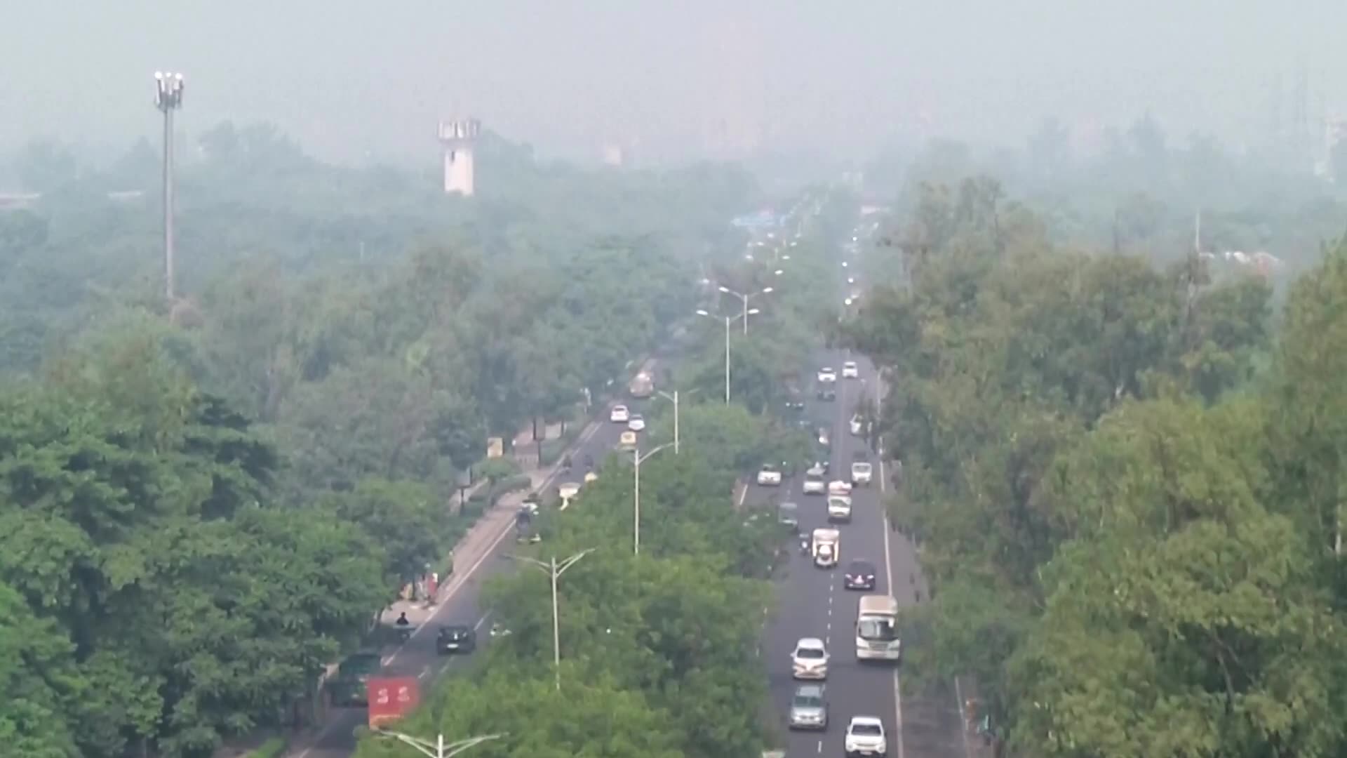 Thick smog blankets New Delhi as temperatures drop
