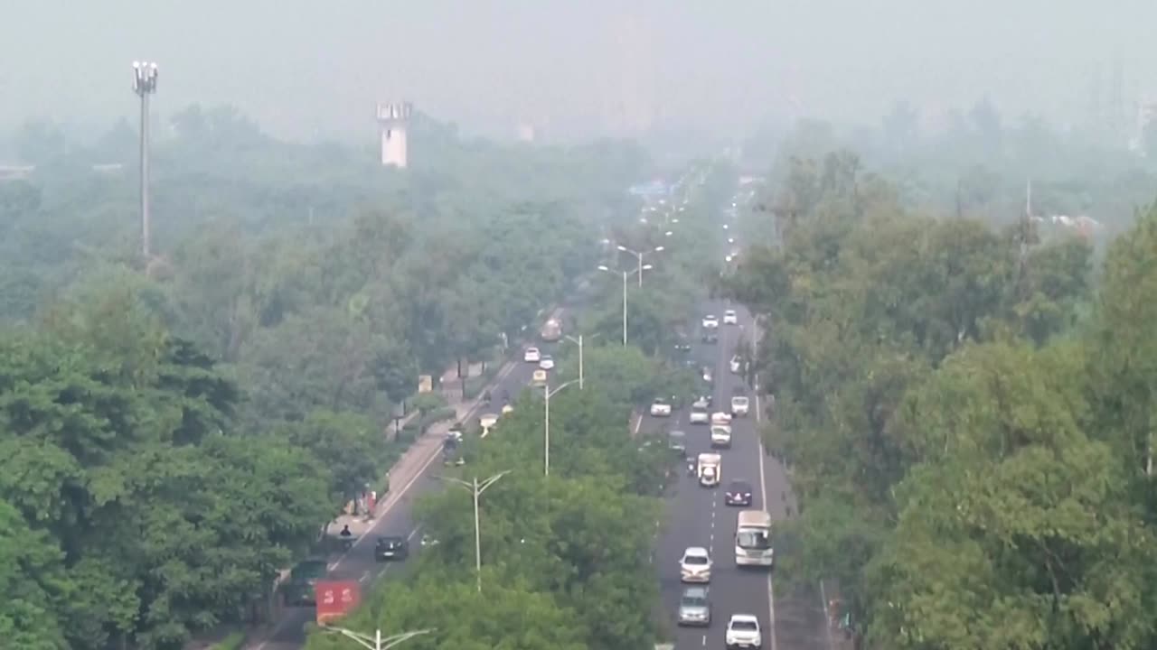 Thick smog blankets New Delhi as temperatures drop