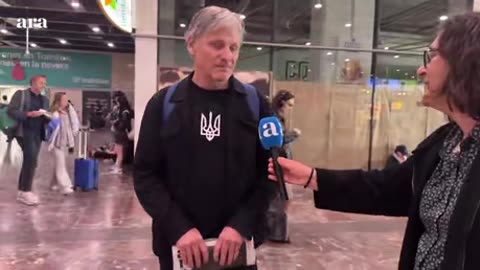 Journalist interviews a random train passanger about the blackout in Spain