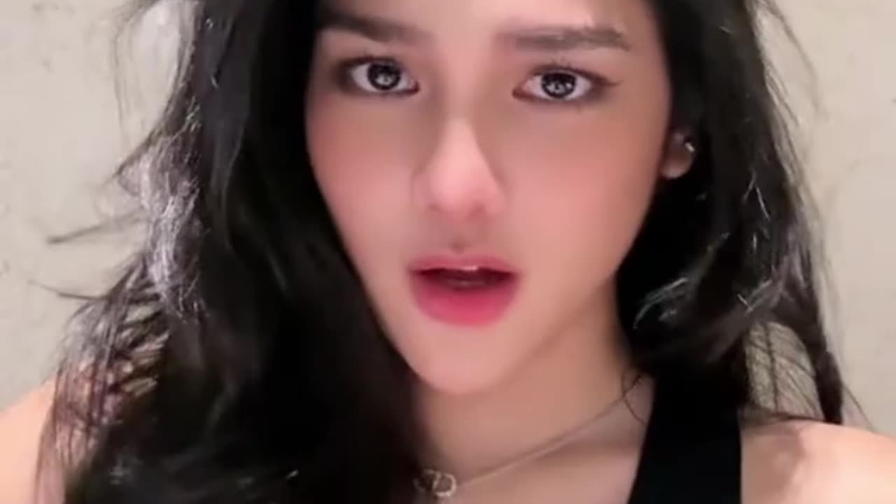 lebih genit siapa