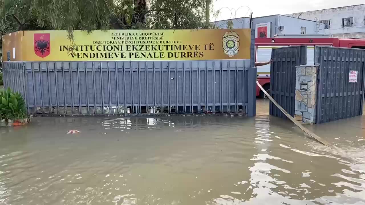 'Durrësi nën ujë', Instituti i Ekzekutivëve të Vendimeve Penale përmbytet pas reshjeve të dendura