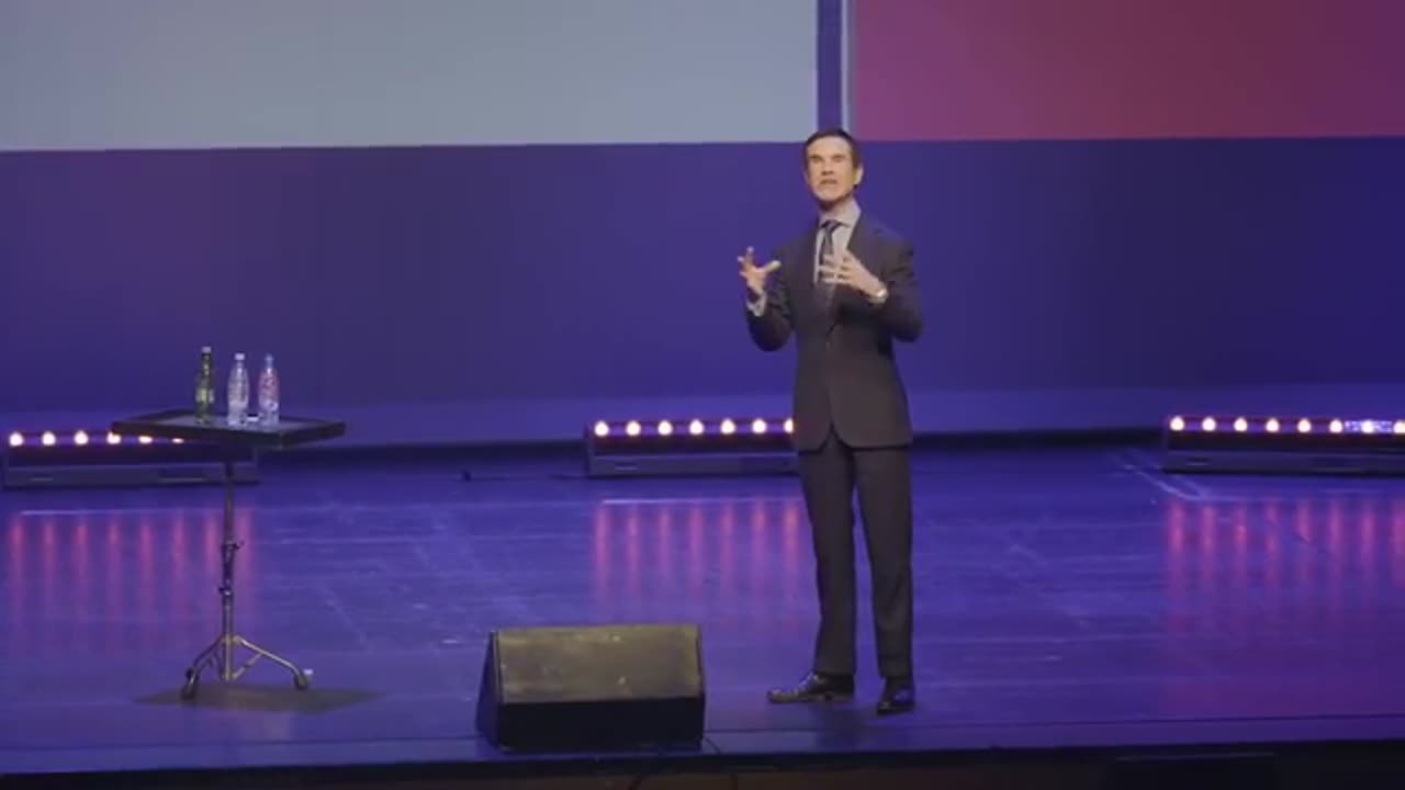 Jimmy Carr Silences Disruptive Heckler! Jimmy Carr Crowd Work