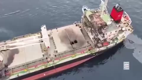 😲 Footage of the Houthis targeting and sinking the ship Eternity C.